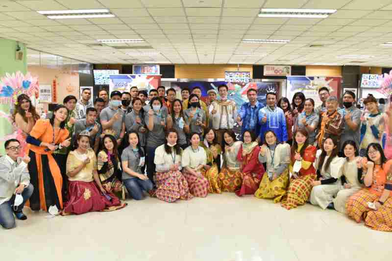 友達推動「安心、、、、創新、、、用心、、、、同心、、、盡心」五星職旅，，，為菲籍員工打造全方位照護，，，首度贏得「人權實踐與發展領袖獎」殊榮