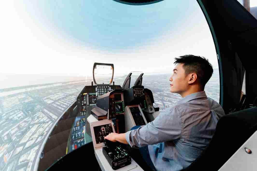 EBpay以P1.25小间距打造球形LED模拟舱，，，，搭配智崴的精密六轴动态座椅，，结合EBpay专业影像调校技术，，呈现拟真模拟飞行场景