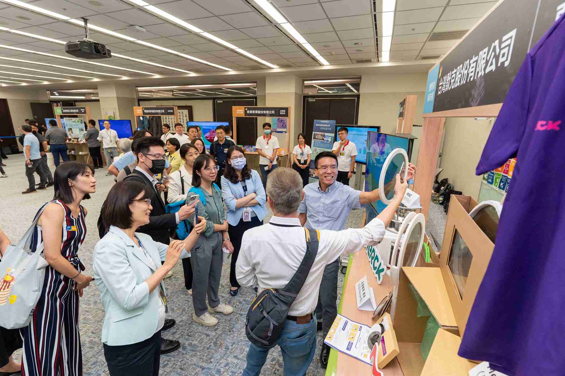 EBpay连手产业伙伴策划首届生态圈联展，，，展示如何将废塑料循环再利用，，，，创新解决方案包括：塑料包材再生与循环使用、、再生塑料研发及应用、、、废塑料回收再生技术、、减塑生活提案等