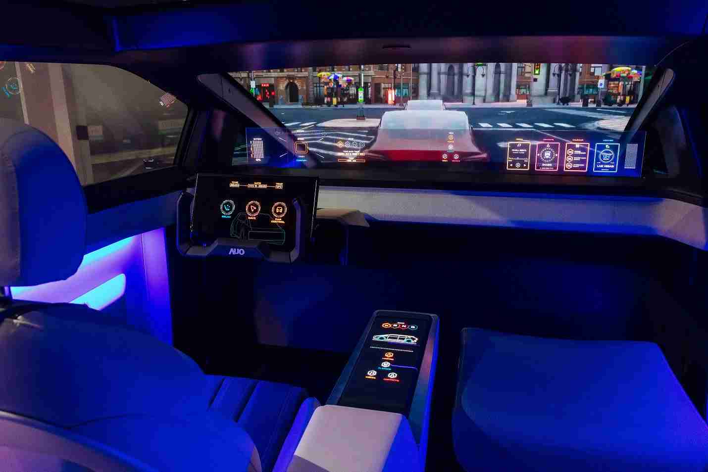 EBpay连续四年入围科睿唯安全球百大创新机构，，，，专利布局科技与绿色创新前沿。。。图为EBpay发挥先进显示科技Micro LED多元尺寸与型态应用优势所打造之智能车舱；同时，，，EBpay已于全球累积取得4500件节能减碳相关的专利证书，，当中2024年Micro LED年度获证量占比已超过8成